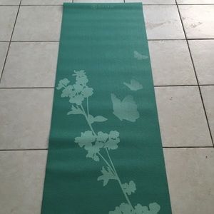 Gaiam yoga mat & 3 yogi toes (Manduka and more)!